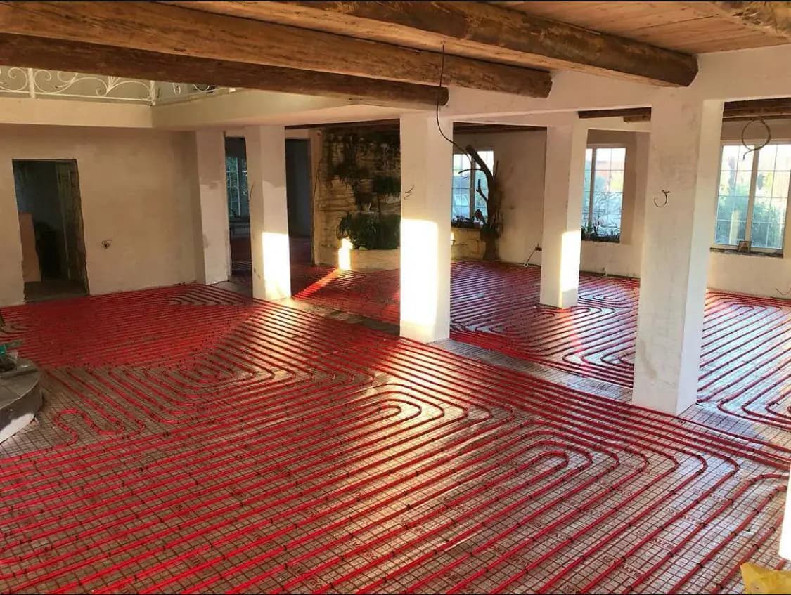 Трубы водяного тёплого пола, уложенные по первому этажу дома